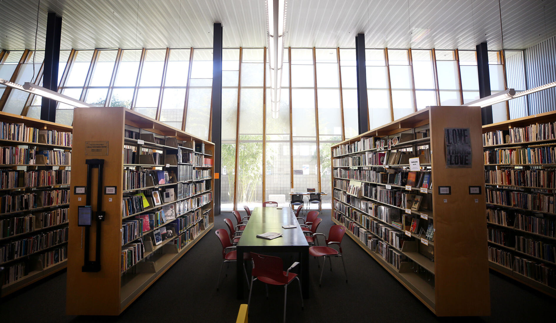 University of ÃÛèÖÖ±²¥ Poetry Center